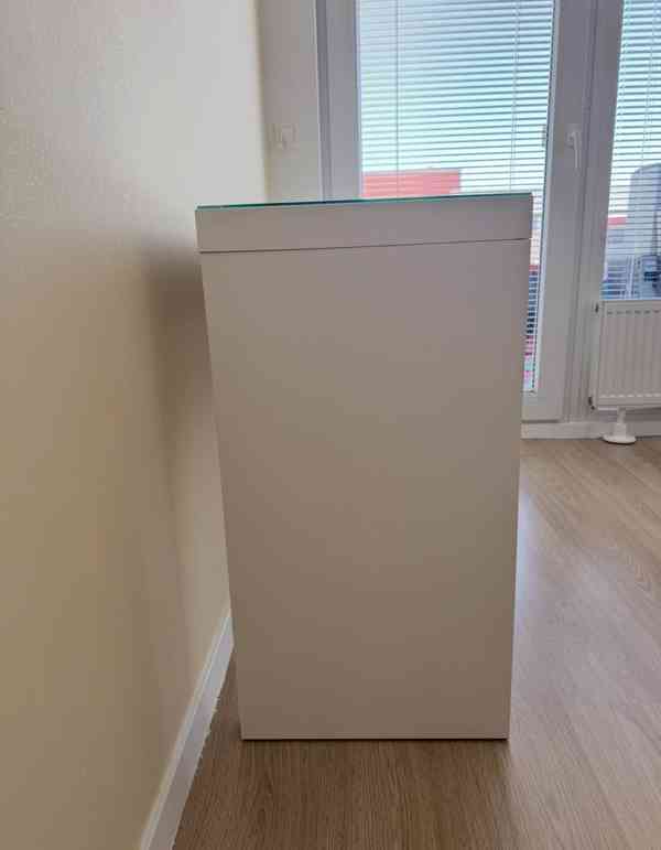 Noční stolek ze skleněnou deskou - foto 4