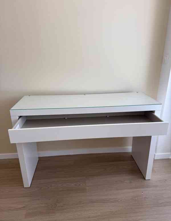 Noční stolek ze skleněnou deskou - foto 3