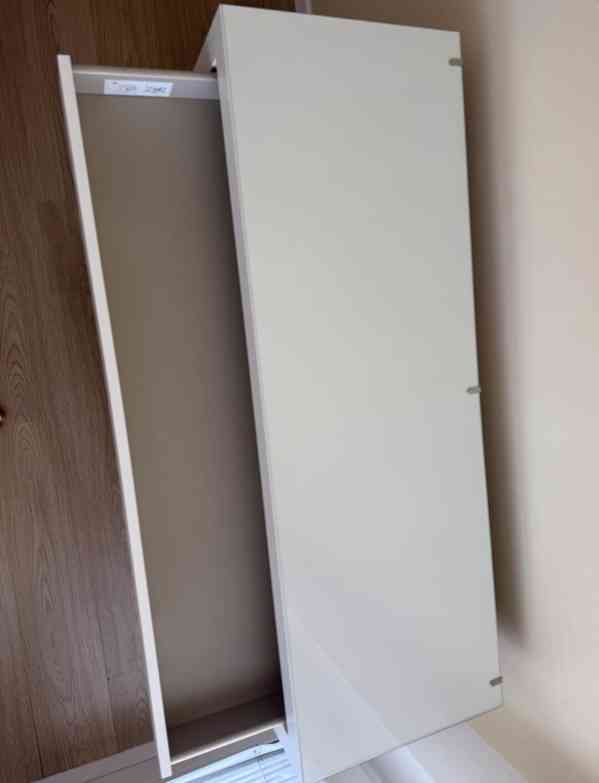 Noční stolek ze skleněnou deskou - foto 6