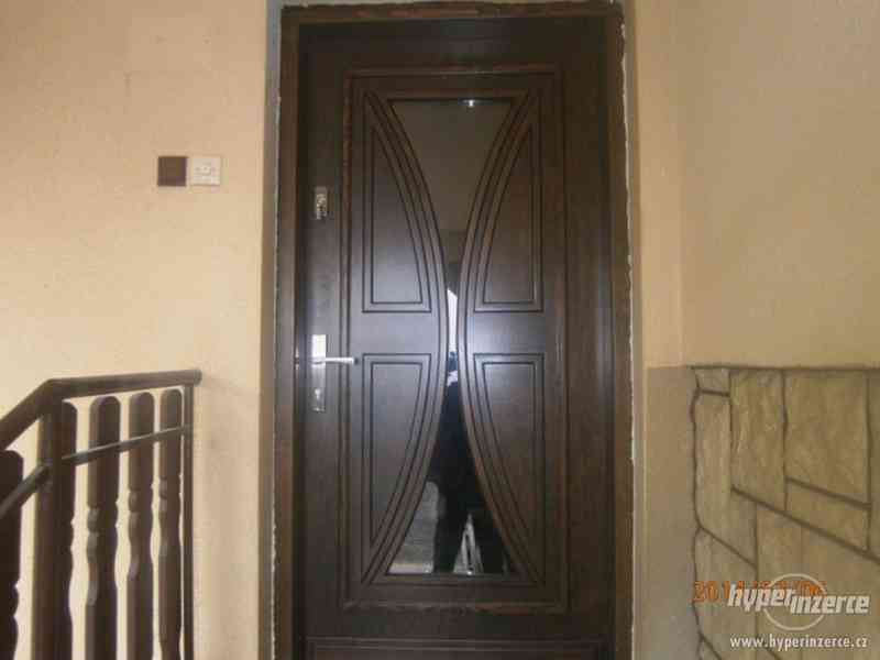 Vchodové dřevěné dveře včetně zárubní zateplené - foto 10