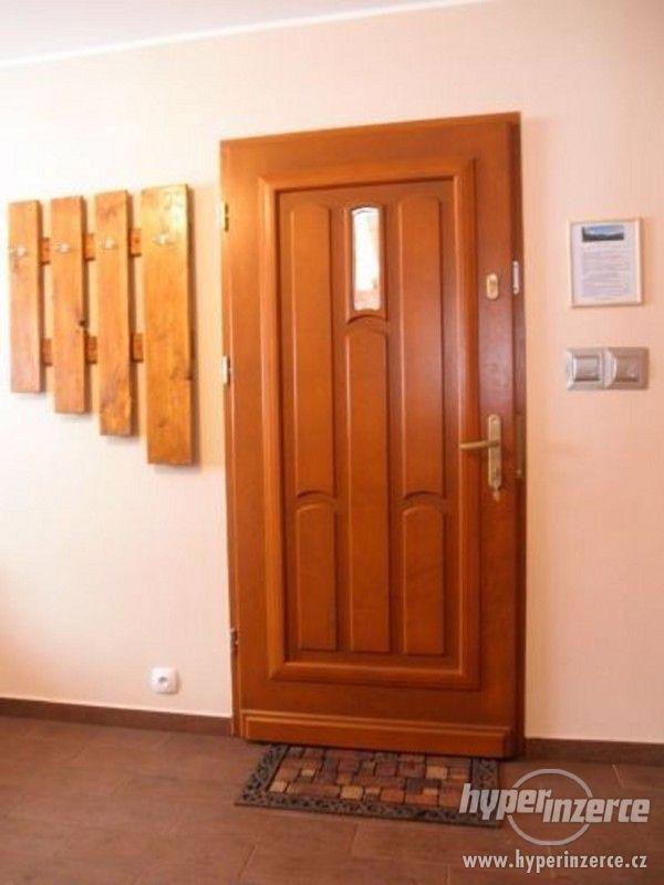 Vchodové dřevěné dveře včetně zárubní zateplené - foto 11