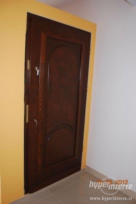 Vchodové dřevěné dveře včetně zárubní zateplené - foto 14