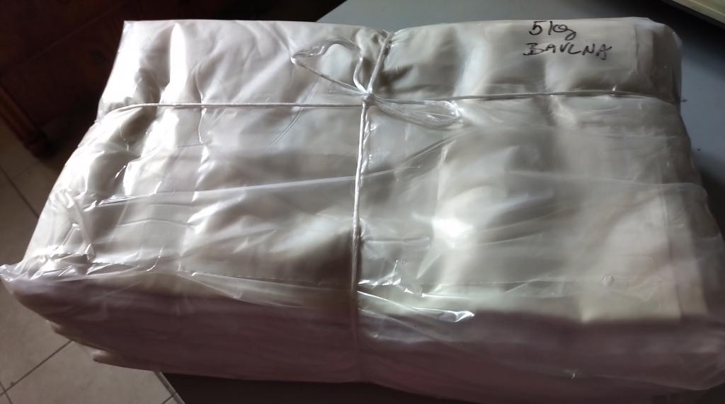 Kilogramové zbytky bílých a krémových bavlněných látek, balík 5 kg