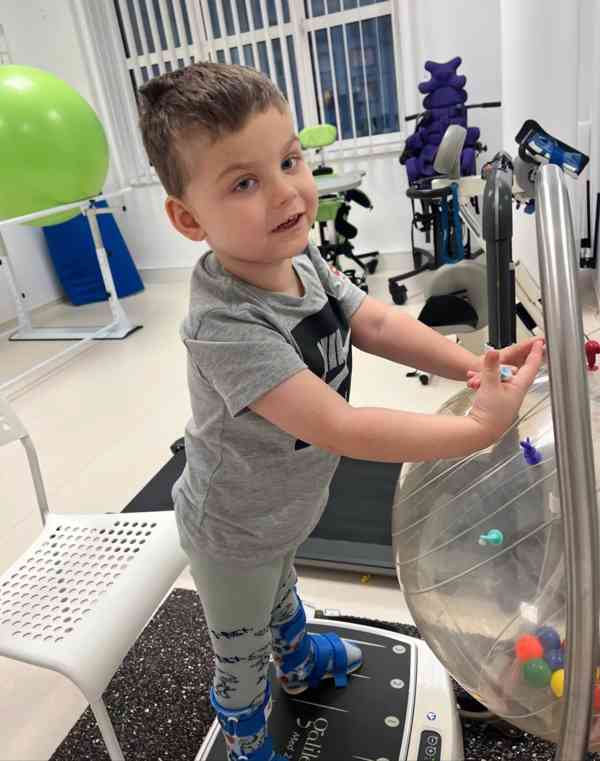 POMOC PRO NIKOLASE 7 LET , NÁDOR NA MOZKU 