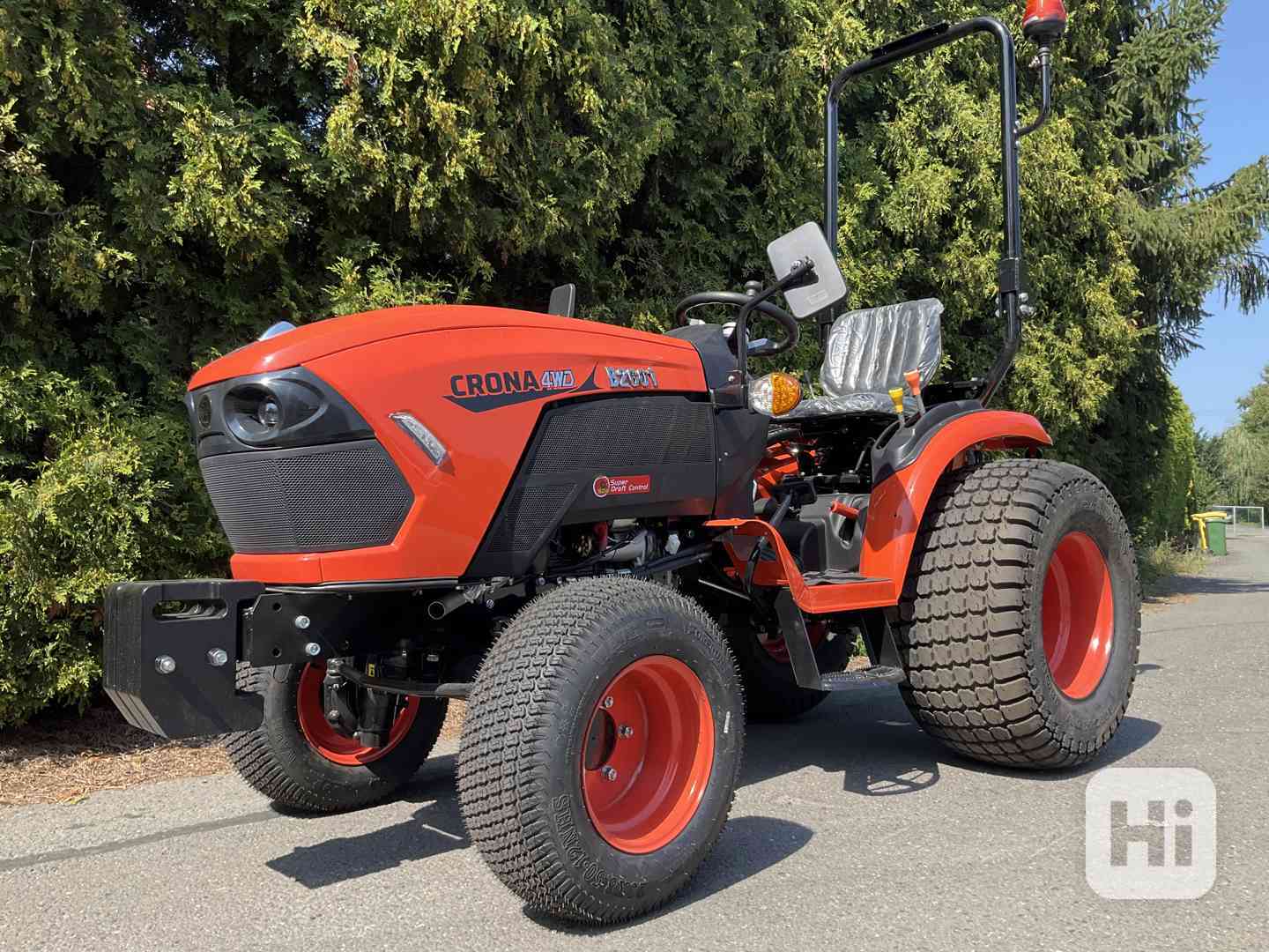 Traktor CRONA 2601 + zahradní gumy - foto 1