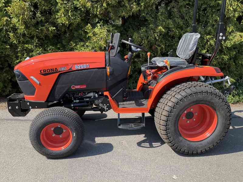 Traktor CRONA 2601 + zahradní gumy - foto 3