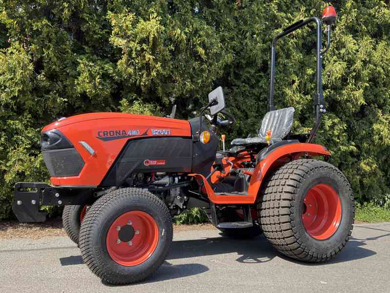 Traktor CRONA 2601 + zahradní gumy - foto 4