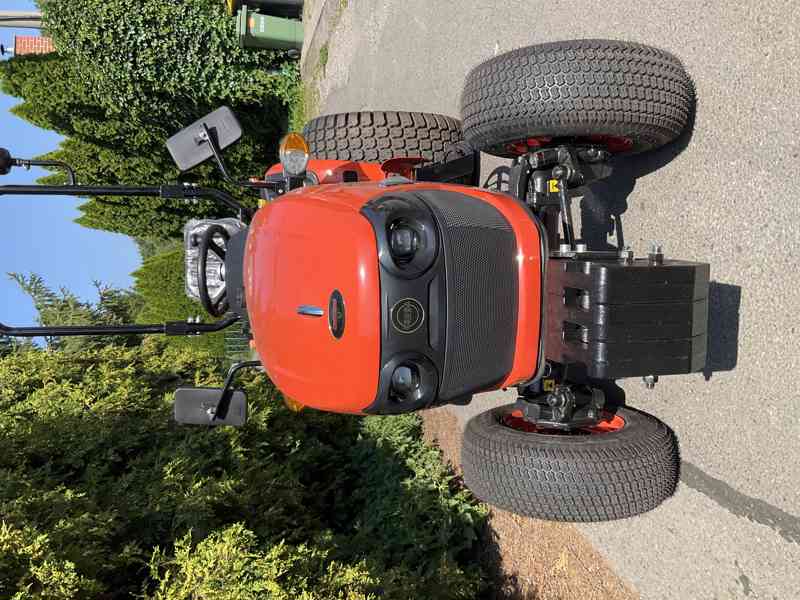 Traktor CRONA 2601 + zahradní gumy - foto 2
