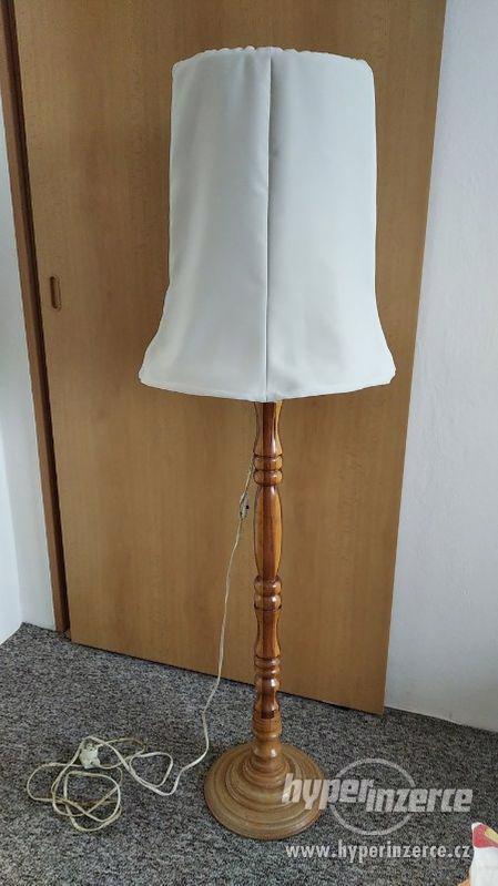 Lampa dřevěná + 2 polštáře - foto 1