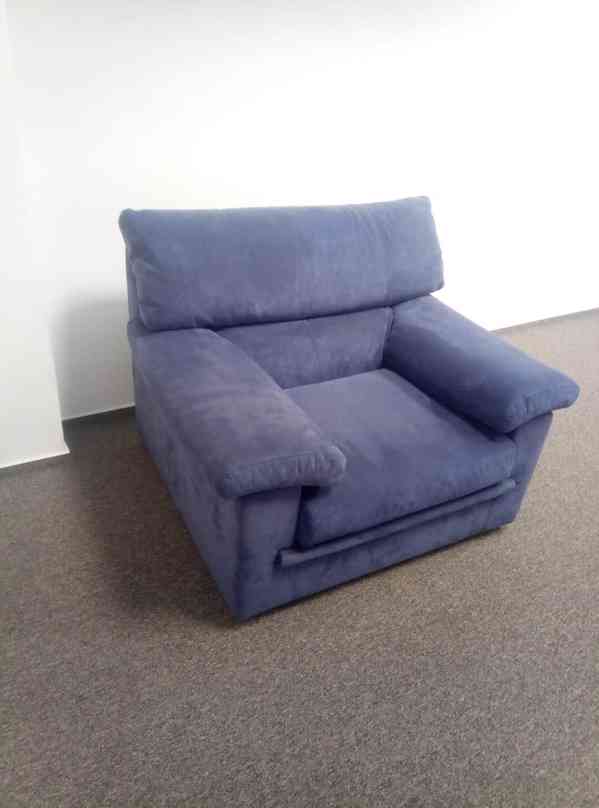 Modré křeslo francouzské firmy Ligne Roset - foto 2