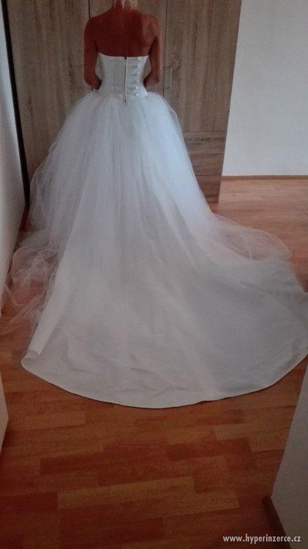 Svatební šaty s dlouhou vlečkou a tylovou sukní - foto 1