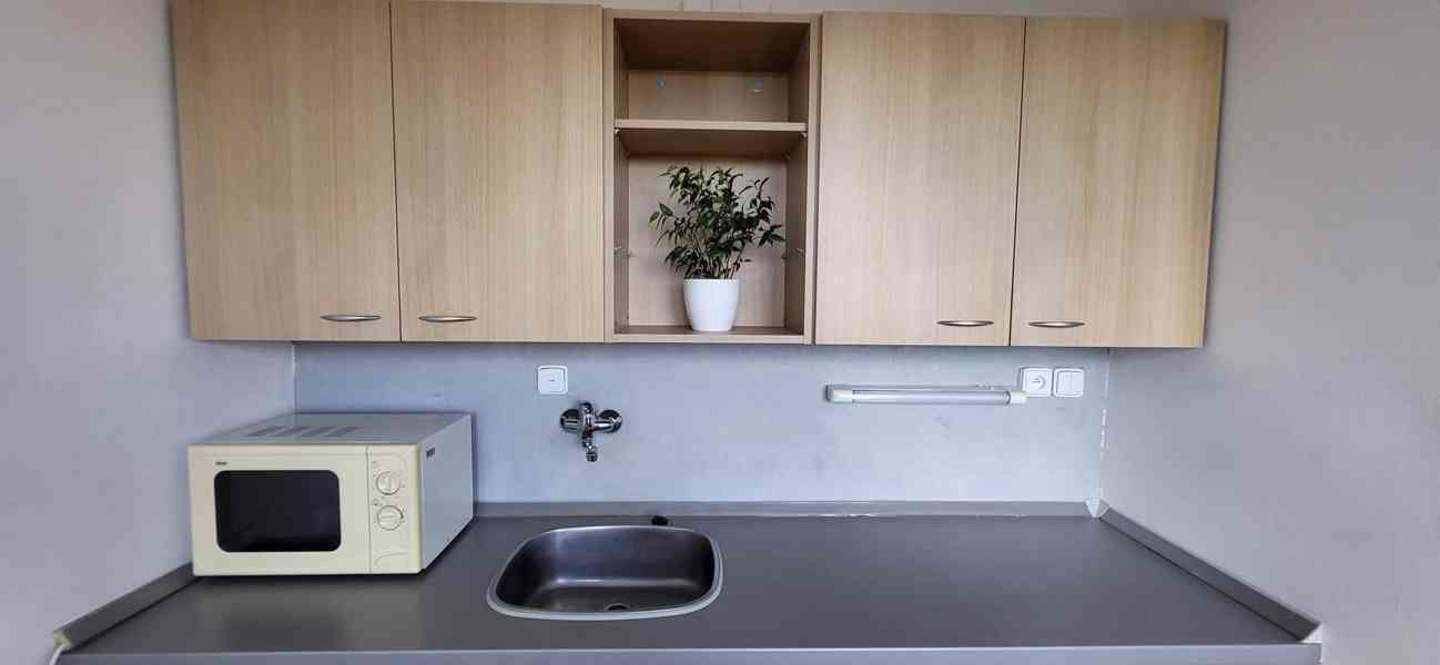 Pronájem slunného bytu 1+1 s úchvatným výhledem na Třebíč - foto 5