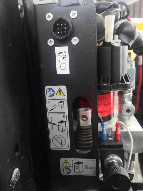 Zvedací plošina pro invalidní vozík - foto 10