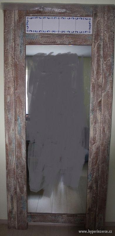 Zrcadlo v dřevěném stylovém rámu - foto 1