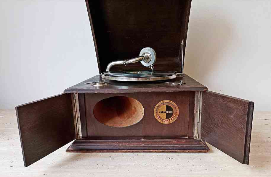 Carnophon - Starožitný stolní gramofon ve dřevěné skříni  - foto 3