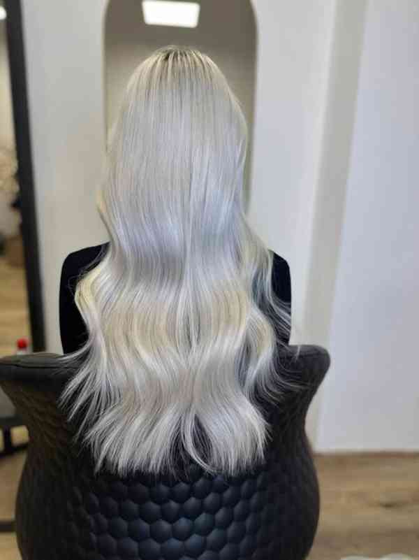 Středoevropské platinové blond vlasy