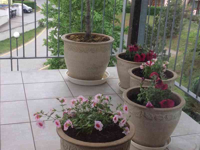 Sada tří béžových venkovních keramických květináčů - foto 1