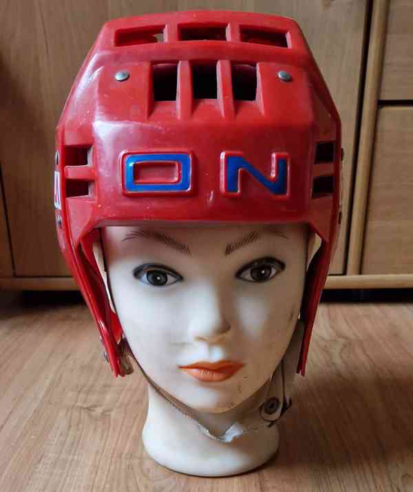 Kapslíkovka - dvě staré dětské flinty a tři přilby Okula - foto 6