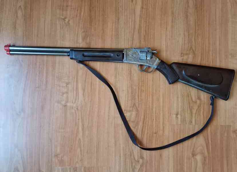 Kapslíkovka - dvě staré dětské flinty a tři přilby Okula - foto 9