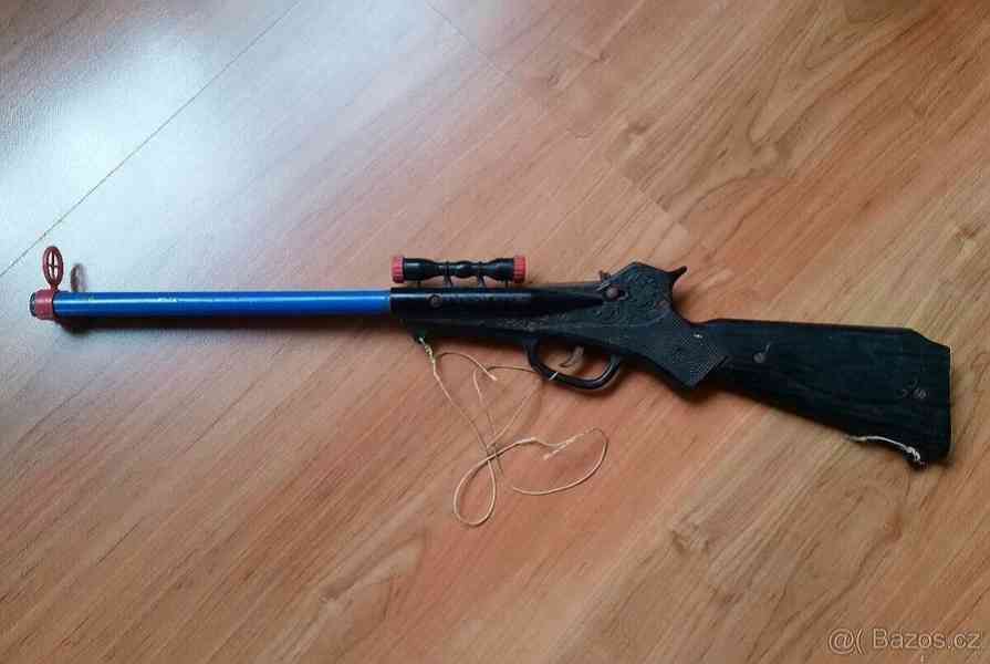 Kapslíkovka - dvě staré dětské flinty a tři přilby Okula - foto 4