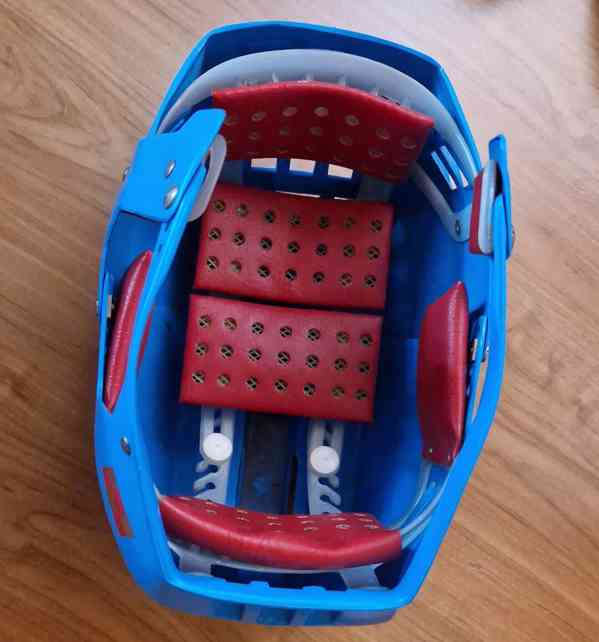 Kapslíkovka - dvě staré dětské flinty a tři přilby Okula - foto 13