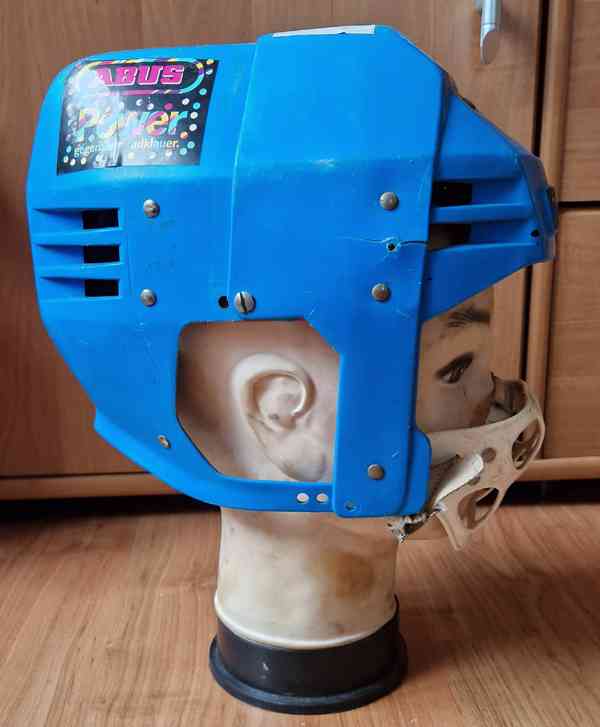 Kapslíkovka - dvě staré dětské flinty a tři přilby Okula - foto 2