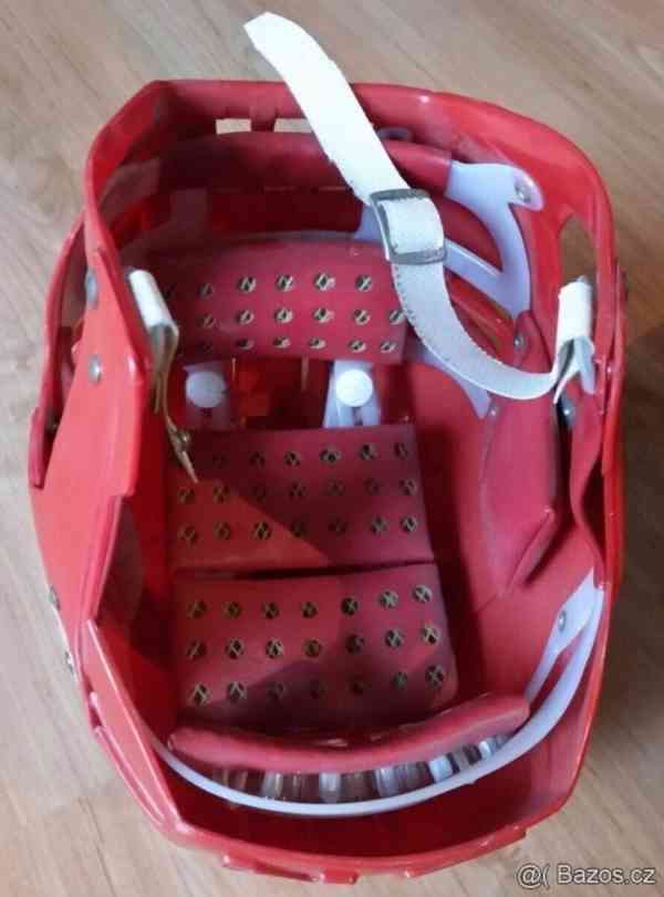 Kapslíkovka - dvě staré dětské flinty a tři přilby Okula - foto 8