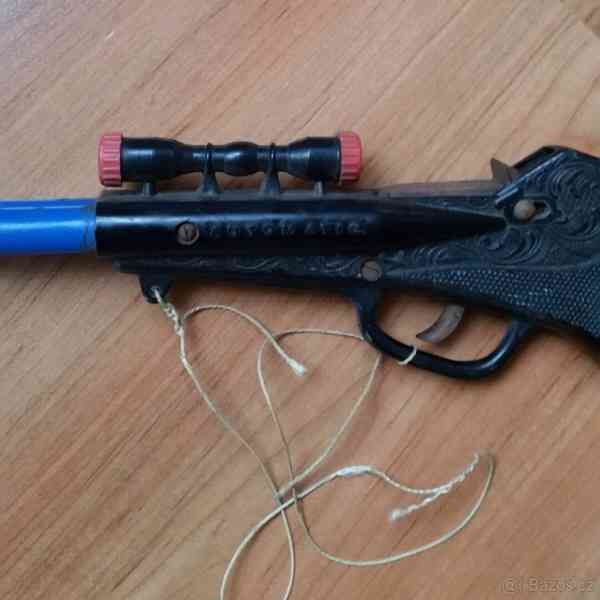 Kapslíkovka - dvě staré dětské flinty a tři přilby Okula - foto 5