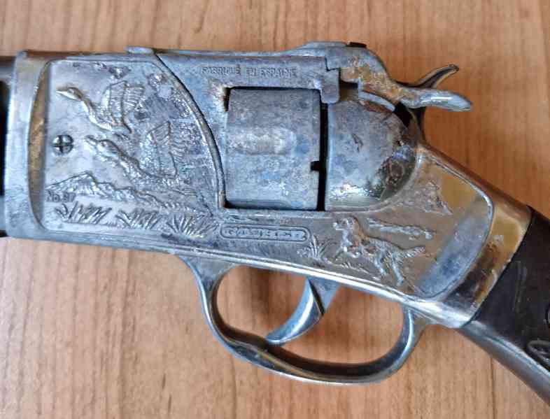 Kapslíkovka - dvě staré dětské flinty a tři přilby Okula - foto 10