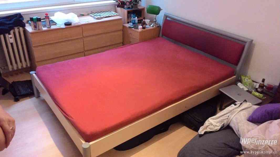 Dvoulůžková postel 140x200 s matrací - foto 1