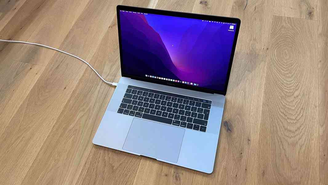 MacBook Pro 2018 15", Intel Core i9, 1TB, 32GB RAM - foto 1