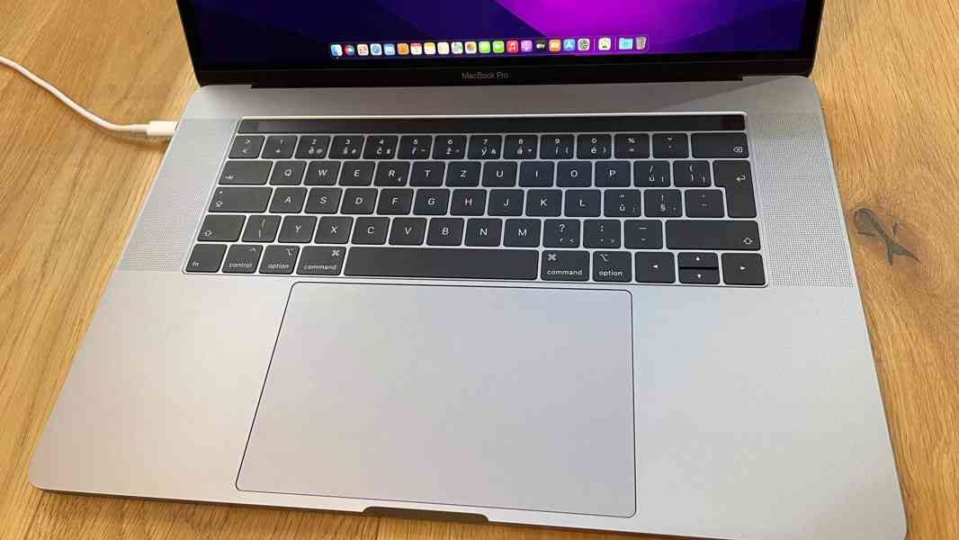 MacBook Pro 2018 15", Intel Core i9, 1TB, 32GB RAM - foto 2