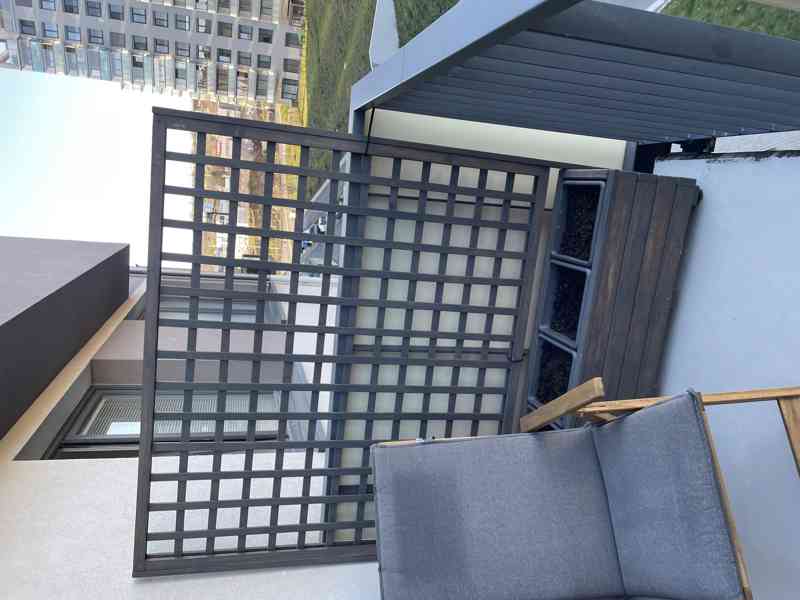 Venkovní treláž na popínavé rostliny s truhlíky a květináči - foto 2