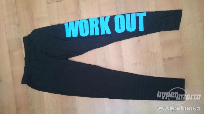 Černé elasťaky s modrým nápisem Workout - foto 1