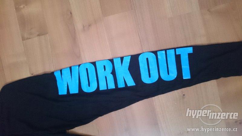 Černé elasťaky s modrým nápisem Workout - foto 3