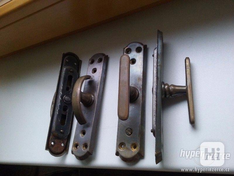 Okenní olivy, rozvory, velmi staré