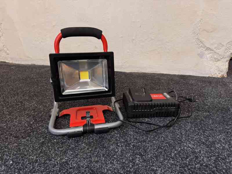 LED světlo FESTA na akumulátor