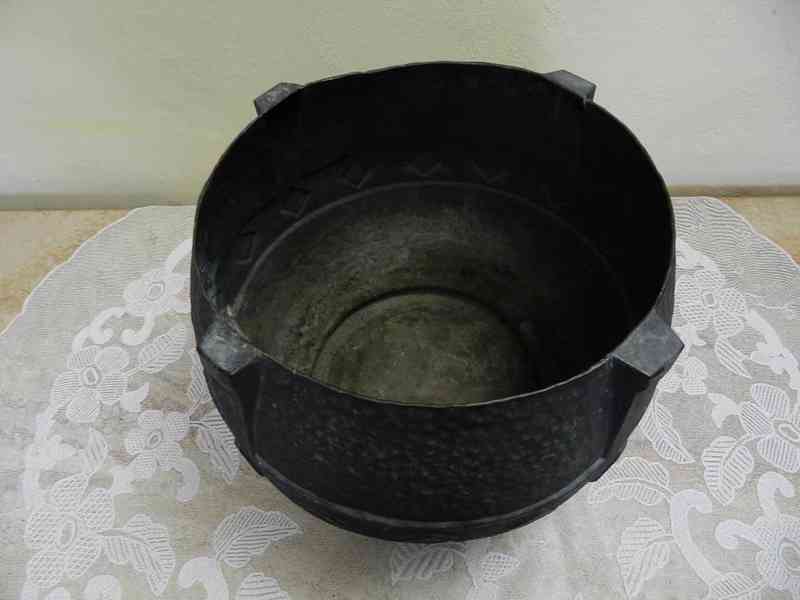 Zajímavý tepaný kubistický Květináč Květník  - foto 3