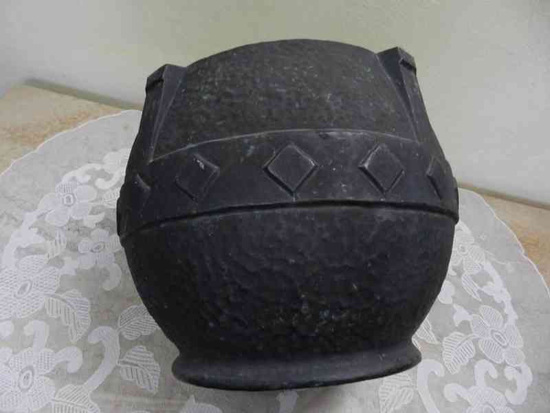 Zajímavý tepaný kubistický Květináč Květník  - foto 4