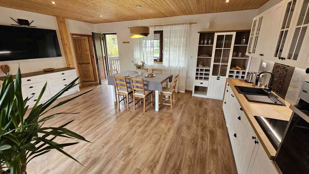 Novostavba RD 360m2 s 3 byty na pozemku 2.800 m2 u Telče. - foto 9