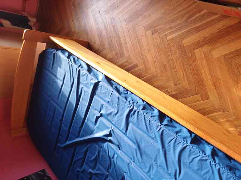 Postel s polohovacim roštem a antidekubit matrací