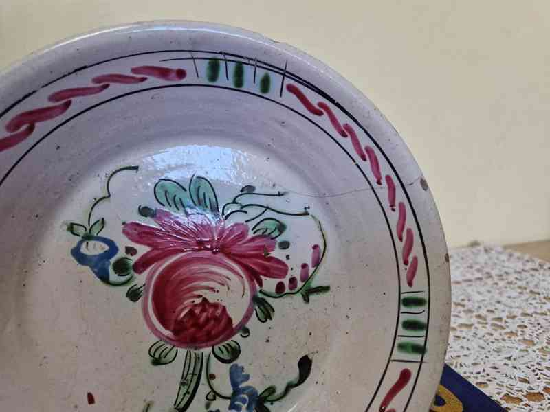 Velmi starý fajánsový hluboký Talíř  - foto 2