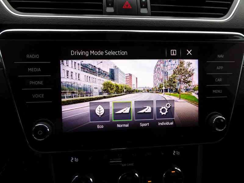 ŠKODA Superb Combi Sportline 2,0 TSI 206 kW 4x4 DSG - foto 25