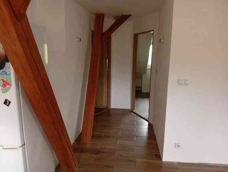 Podkrovní byt 2kk - foto 3