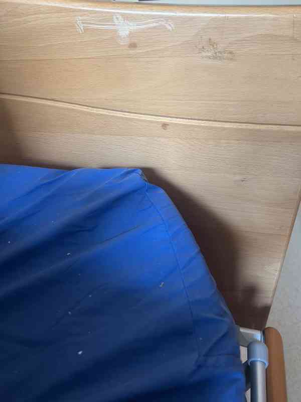 Zdravotní elektrická polohovací postel Völker|matrace|stolek - foto 4