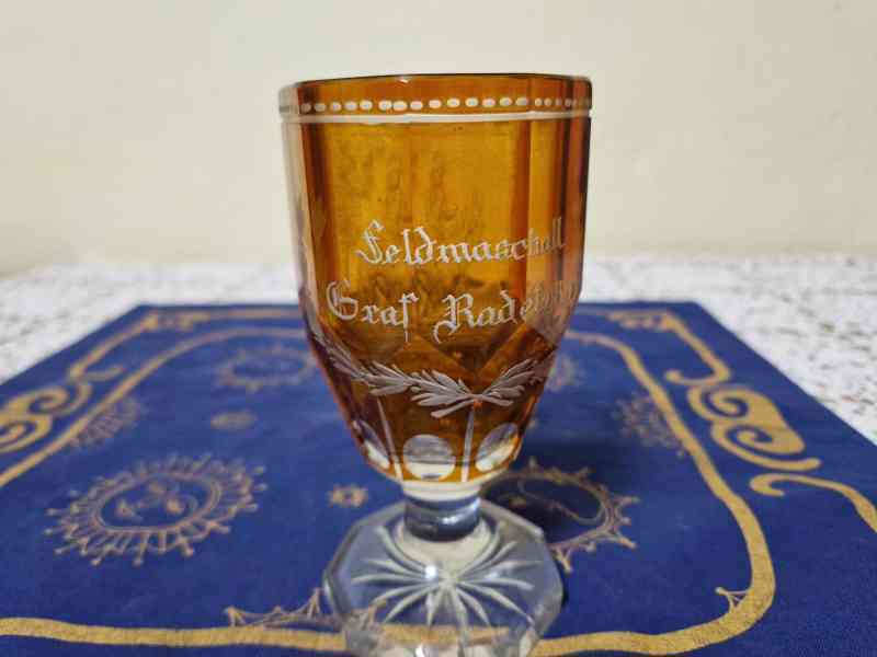 Krásná stará řezaná Sklenice na nožce Maršál Radecký - foto 7