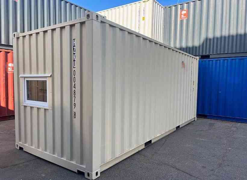 20stopý přepravní kontejner + sekční vrata + okno