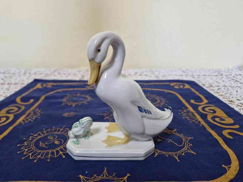 Hezká porcelánová plastika Kachna a Žába Horní Slavkov - foto 2