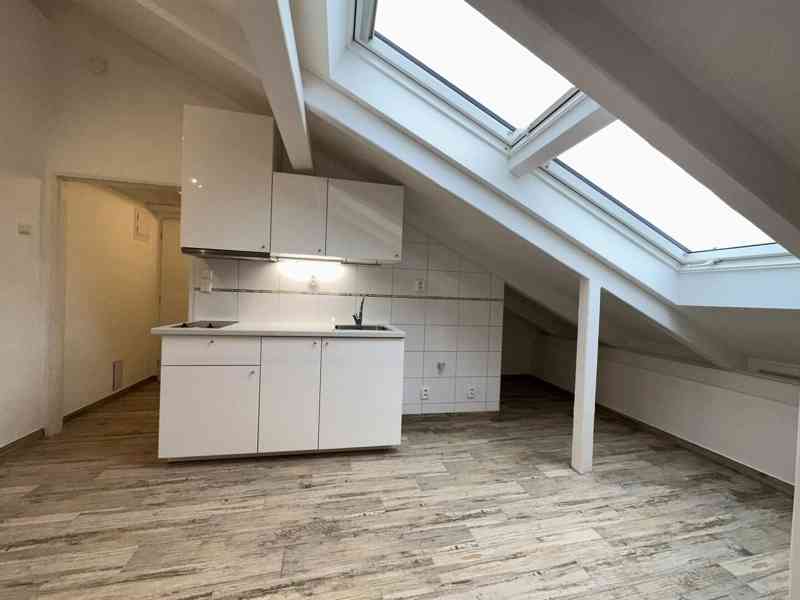 Pronajmu podkrovní byt 1+kk v Břeclavi - foto 2