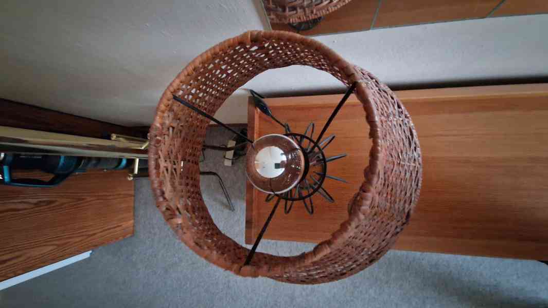 Lampa kovová s proutěným stínítkem - foto 2